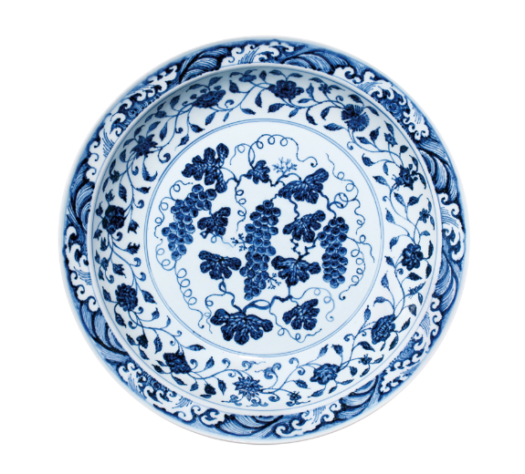 永樂青花海水葡萄紋折沿盤：中外文明交流的瓷苑珍寶