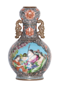 清乾隆御製洋彩開光西洋人物題詩紋雙耳蒜頭瓶｜中西藝術交融典範