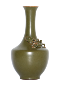 乾隆單色釉之珍！茶葉末釉螭龍撇口瓶何以冠絕禦窯？