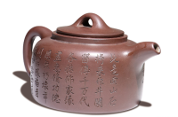 從《砂壺匯賞》著錄到拍場熱藏：楊彭年曼生井欄壺的「硬核價值」在哪？