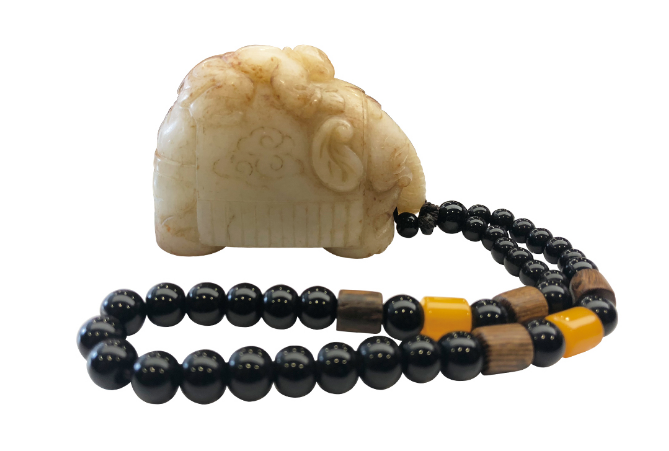 和田白玉太平有象把件:方寸之間的吉祥寓意與玉雕匠心